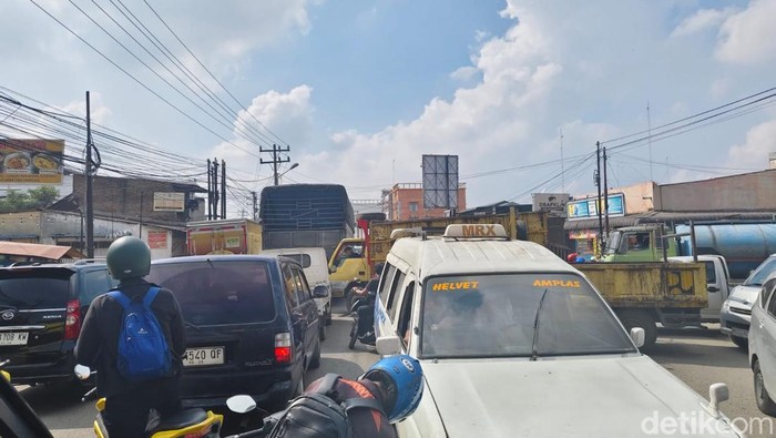 Antrean BBM di Medan: Banjir Bikin Macet