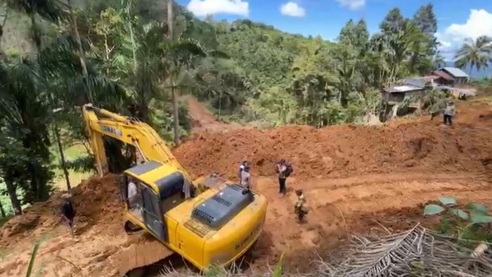 Alat Berat Polda Riau Siapkan Akses Lifeline untuk Warga Agam Tersisih Bencana