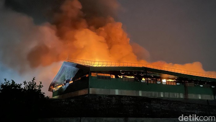 Gudang Pabrik Makanan di Pati Kebakaran, Karyawan Berlarian dalam Kebakaran Menakutkan
