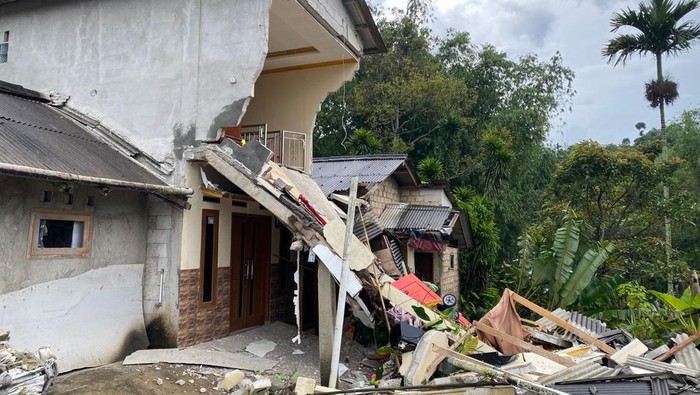 Hujan Deras Diketahui Sebabkan 10 Rumah Ambruk di Puncak Bogor, Warga Dalam Kebingungan