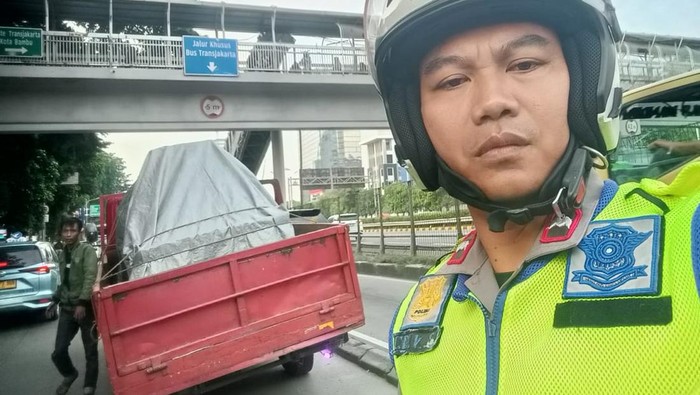 Truk Pecah Ban Ditangani, Lalin di Jl. Letjen S Parman Arah Slipi Macet