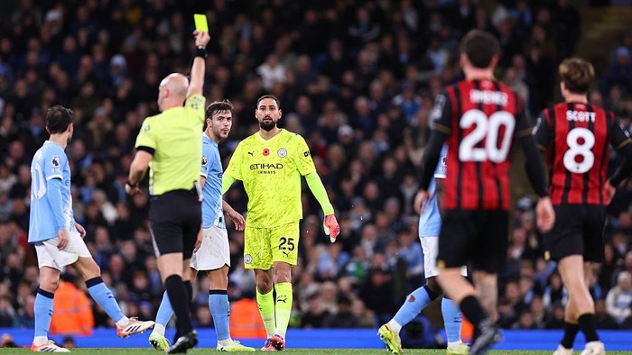 **Duh, Donnarumma Terancam Akumulasi Kartu di Manchester City!**