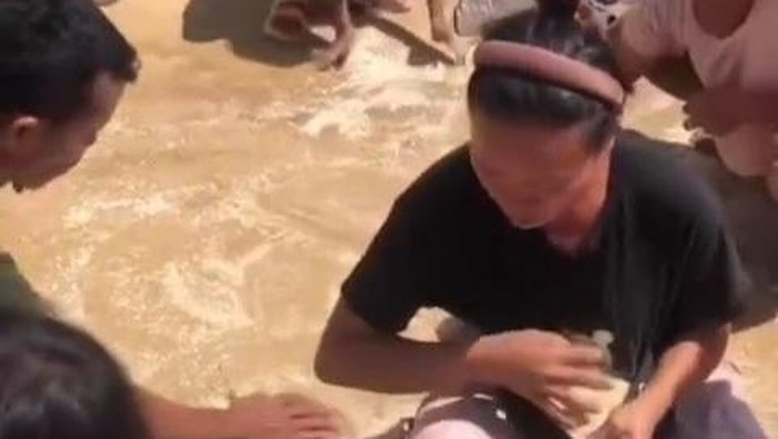 [Beras untuk Korban Banjir Tapanuli Utara Pecah Saat Dijatuhkan dari Heli: Bencana Logistik Atau Kebocoran Sistem? ]