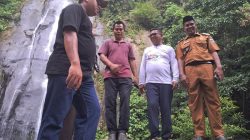 **Gubernur Banten Andra Soni Terima Curhat Warga di Curug Cimanggung Soal Akses Jalan Rusak**