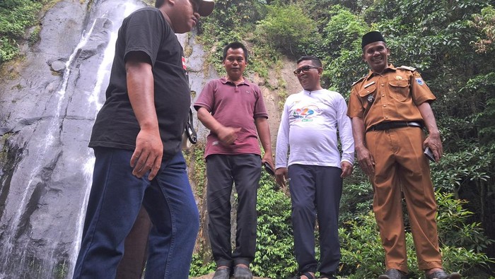 **Gubernur Banten Andra Soni Terima Curhat Warga di Curug Cimanggung Soal Akses Jalan Rusak**