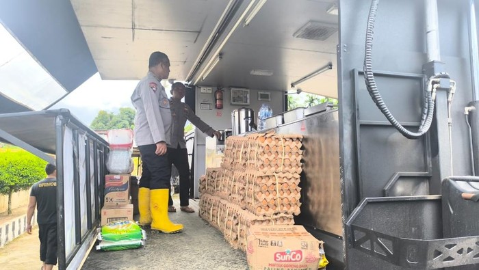 Dapur Polda Riau Siapkan Ribuan Porsi Makanan untuk Korban Banjir Agam - Update 1