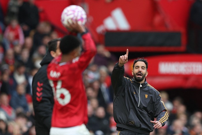 **MU Andalkan Bola Mati, Kenapa Tidak? Zirkzee dan Bruno Fernandes Cetak Kemenangan 2-1 atas Crystal Palace**