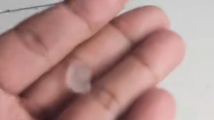 Hujan Es Mengejutkan Warga Gunung Putri Bogor, Fenomena Langka Sebar Terjangan