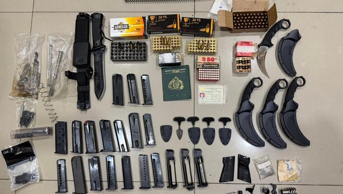 **Terbongkar 'Bunker' Amunisi dalam Kontrakan di Jakbar: Ratusan Senjata Ilegal Ditemukan di Meruya Utara**