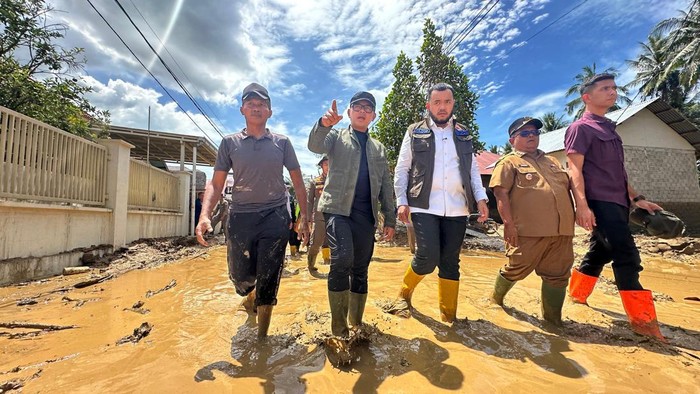 **Wamendagri Bima Arya Sugiarto Koordinasikan Bantuan Damkar untuk Pemulihan Banjir di Padang**