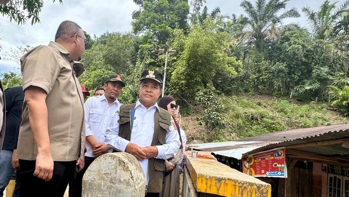 **Andre Rosiade Periksa Kondisi Jaringan di Agam, 60-80 BTS di Sumbar Rusak Akibat Bencana**