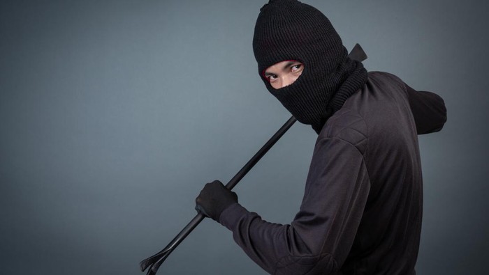 Maling Sadis Hantam Warga Bogor dengan Linggis, Pelaku Diburu Polisi