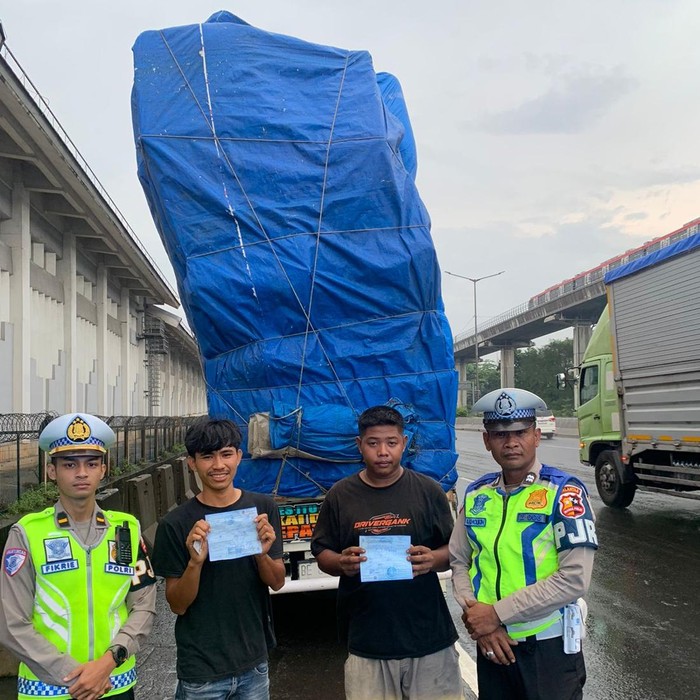 Pikap Overload di Tol Japek Ditilang Polisi, Muatannya Membahayakan - Update 1