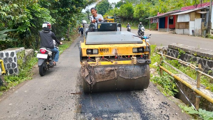 **Pemprov Banten Kebut Perbaikan Jalan Wisata H-10 Natal, Target Selesai Sebelum Libur!**