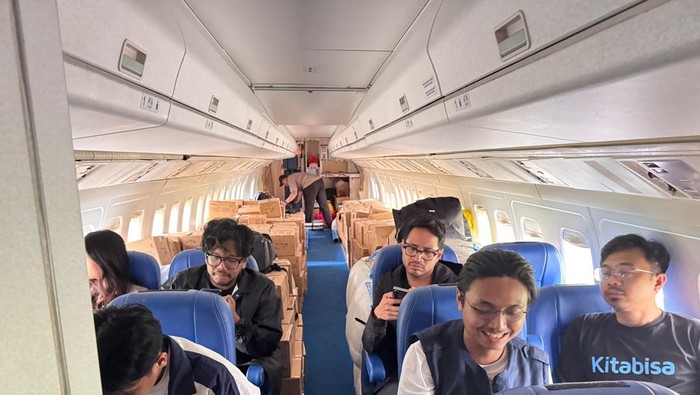 Polri Bersama Ferry Irwandi dan Jovi Salurkan 2.639 kg Bantuan untuk Korban Bencana di Sumatera