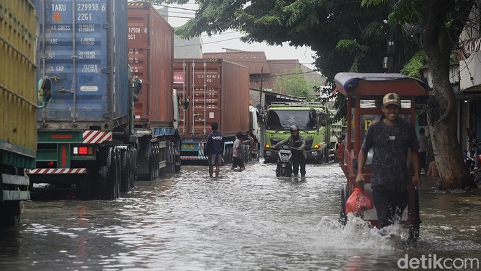 Banjir Rob Menerjang Jakut, Ribuan Warga Terpaksa Evakuasi Darurat