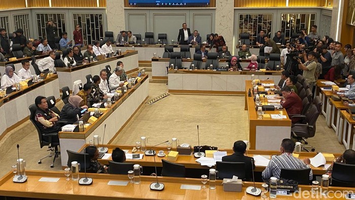 **Rapat Bareng Raja Juli, Titiek Singgung Hutan Gundul di Bencana Sumatera: Solusi Darurat Dituntut**