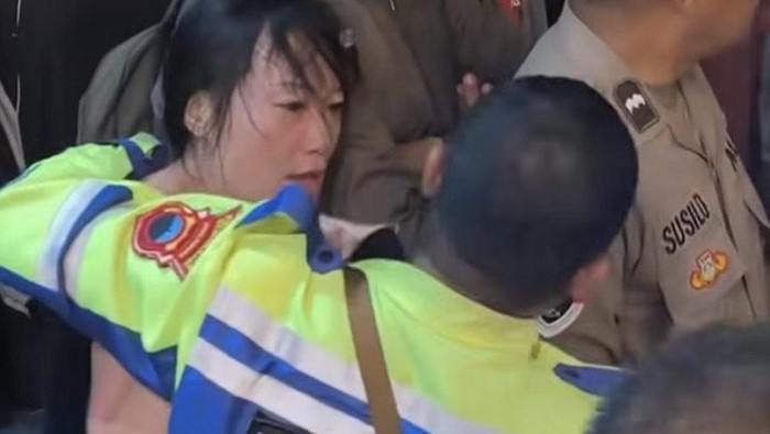 **Wanita China Viral Ngamuk Setelah Kecelakaan yang Menewaskan Pengendara Motor di Semarang**