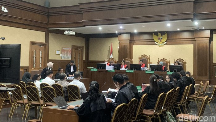 5 Terdakwa Korupsi Rp 299 M, Dituntut 16 Tahun Penjara: Mana Adanya Kejutannya?
