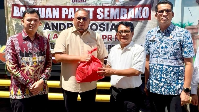 Andre Rosiade Salurkan 2.500 Paket Sembako & 10 Genset ke Padang Pariaman - Update 1