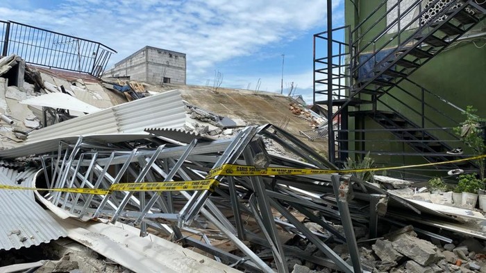 “Penampakan Mengejutkan: Parkir Dua Lantai Ambruk di Koja, Ancam Warga Lokal”