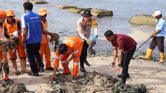 Jelang Libur Akhir Tahun, Polres Kepulauan Seribu Ajak Warga Bersihkan Pantai dari Sampah yang Mencemari