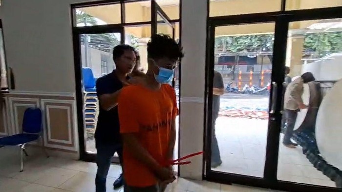 Polisi Tangkap Pelaku Penyebaran Teror Bom ke 10 Sekolah di Depok