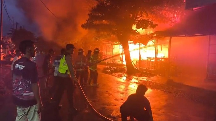 Polda Jateng Selamatkan Ribuan Barang Pedagang dari Kebakaran Pasar Pemalang