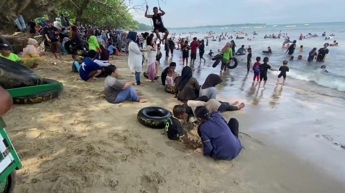 **H+1 Natal, Pantai Carita Pandeglang Ramai Ditengah Liburan Masyarakat**