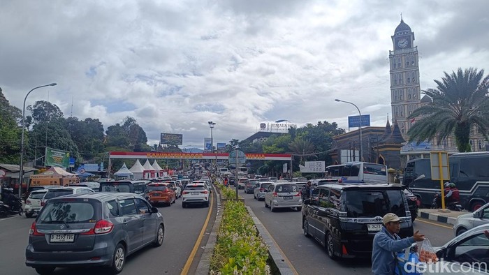 “One Way Arah Puncak Bogor Diberlakukan, Lalin di Simpang Gadog Padat: Solusi atau Masalah Baru?”