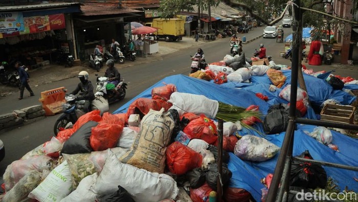 Warga Ciputat Terpuruk, Sampah Berhari-hari Tanpa Solusi: Bau Busuk dan Belatung Menyeramkan