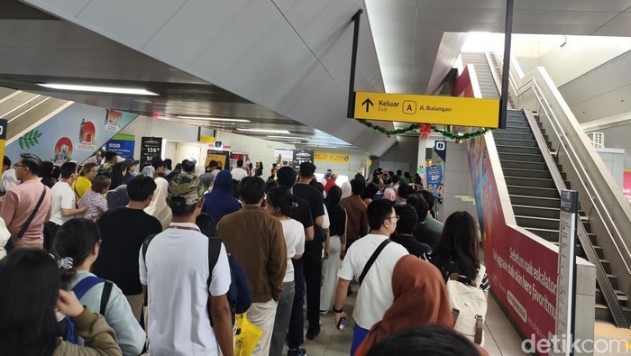 **Ari Warga Pluit Manfaatkan Tarif Rp 1 MRT, Ajak Keluarga Main ke Blok M**