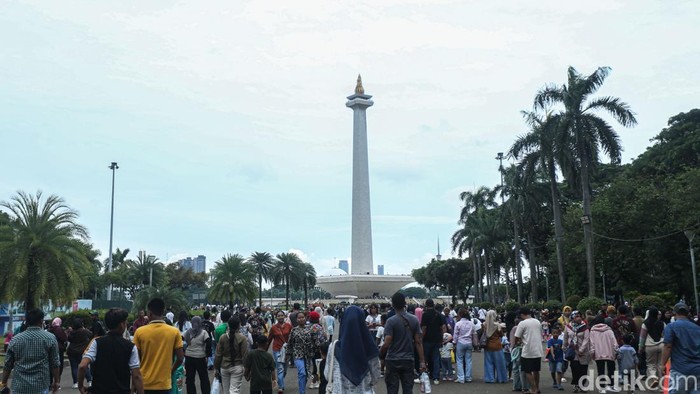 **72 Ribu Orang Menikmati Liburan di Monas, Rekor Baru Tahun Baru 2026!**
