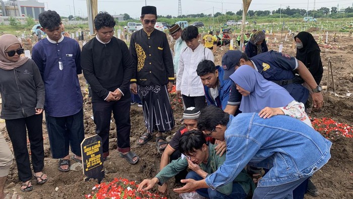 Tragedi Mengerikan: Isak Tangis Iringi Pemakaman 3 Orang Sekeluarga di Jakut
