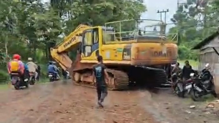 **Tragis! 7 Kendaraan Tertabrak Ekskavator di Bogor, Begini Detik-detik Kecelakaan Beruntun yang Mengerikan**