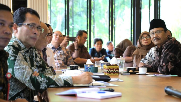 **Gus Ipul tegaskan: Jangan Ada Orang Kaya di Sekolah Rakyat!**