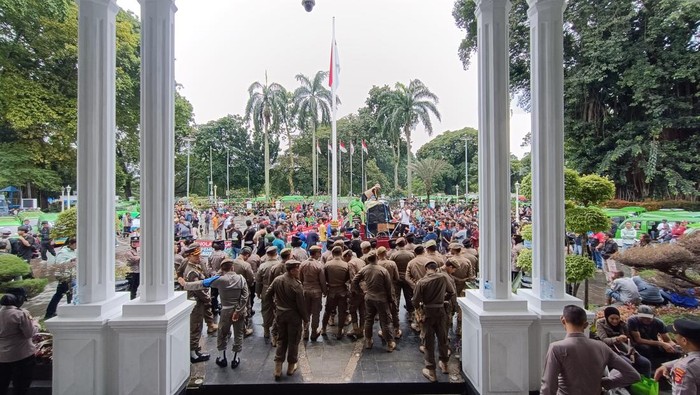 “3 Fakta Sopir Demo di Balai Kota Bogor: Protes Kebijakan Angkot Tua yang Menyebabkan Kemacetan”