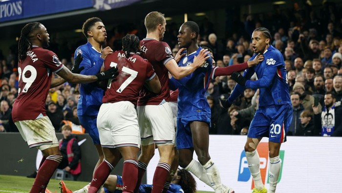 Chelsea vs West Ham Rusuh: Drama Adama Traore, Todibo Terkena Kartu Merah