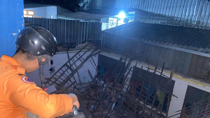 Atap Ruang Kelas MI di Gunung Putri Bogor Ambruk, Diduga Akibat Bangunan Rapuh, Ancam Kebahagiaan Anak-Anak!