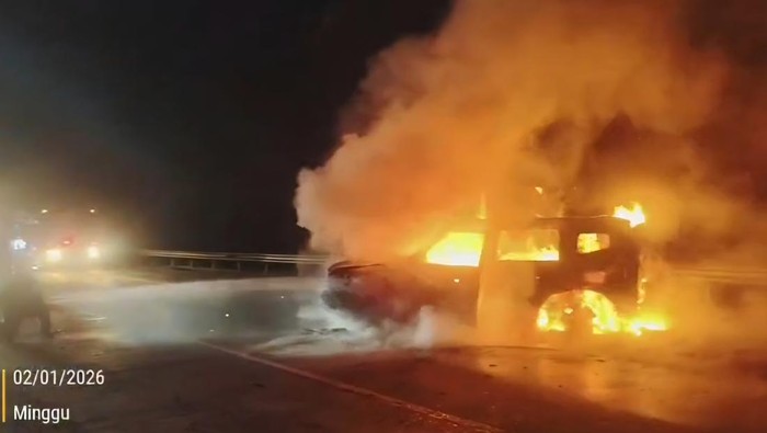 Kecelakaan Mobil JETOUR dan BMW di Tol Jagorawi, Satu Unit Terbakar