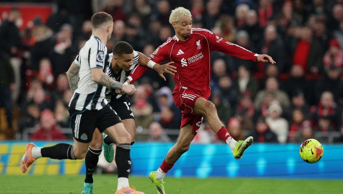 **Rooney: Isak Harus Waspadai Performa Ekitike yang Menjanjikan untuk Liverpool**