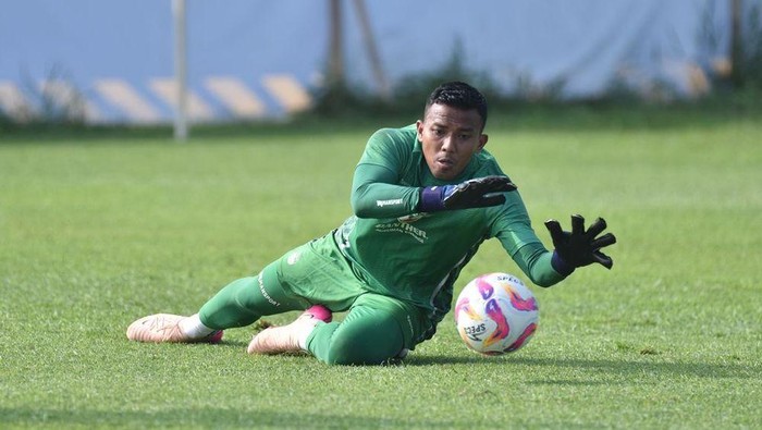 **Teja Paku Alam: Tembok Kokoh Persib di Bawah Mistar, Catat 11 Kali Nirbobol**