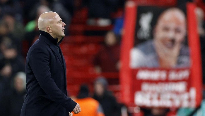 “Arne Slot: Gaya Main yang Mengguncang Trofi, Lebih dari Sekadar Poin”