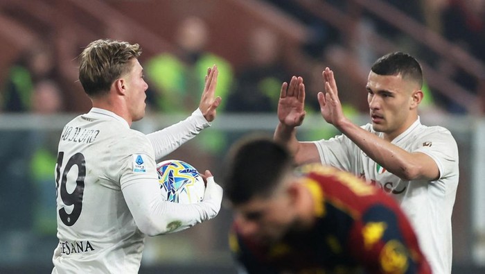 “Gol Penalti Hojlund Menyelamatkan Napoli dari Kekalahan Menyakitkan di Arena Genoa!”