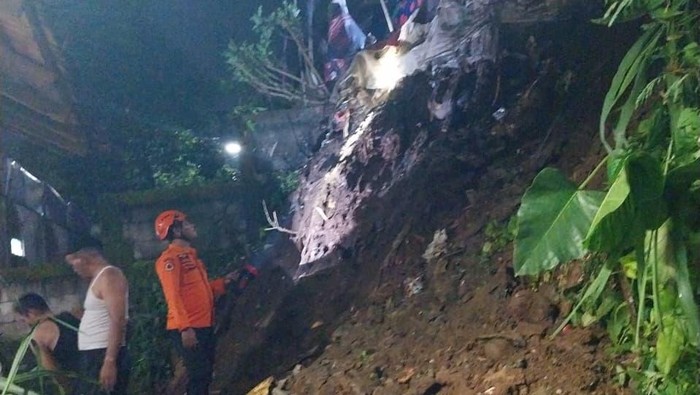 [Tebing 15 Meter di Sukaraja Bogor Longsor, 4 Rumah Warga Terancam]