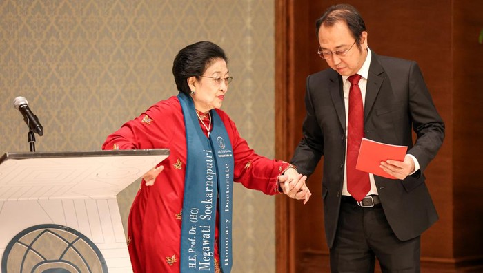 Megawati Tersentuh, Kisah Nyata yang Selamatkan Indonesia dari Krisis Ekonomi-Politik