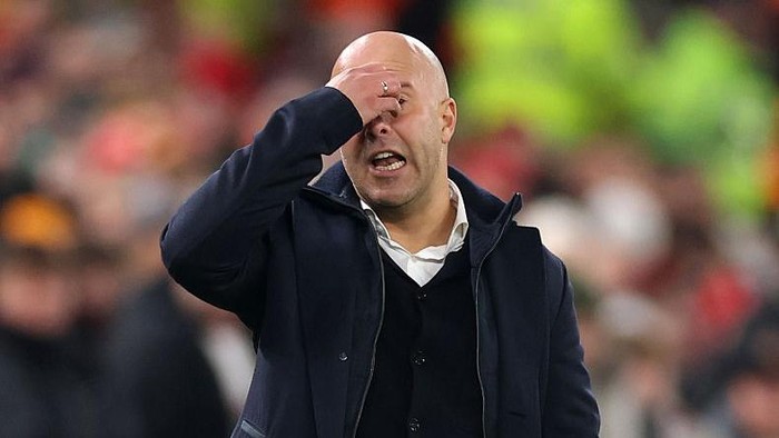 **Musim Terberat Arne Slot: Liverpool Terpuruk Setelah Juara Premier League**