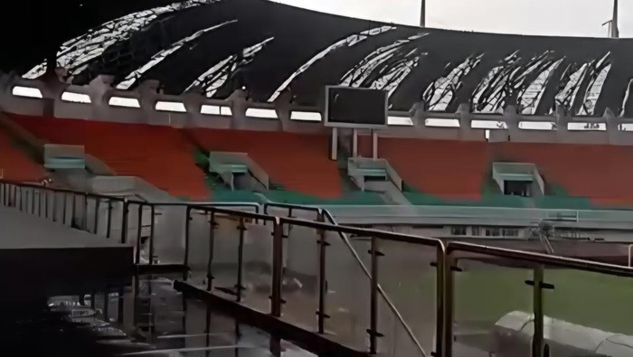 Atap Stadion Pakansari Bogor Ambruk Saat Angin Kencang, Tragedi dalam 15 Menit