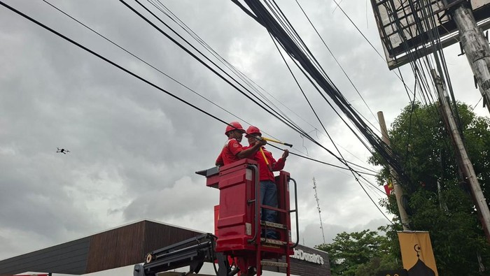 **Pemprov Banten Tertibkan Kabel Optik Ilegal di Serang, Wali Kota Budi Rustandi Ikut Memotong**