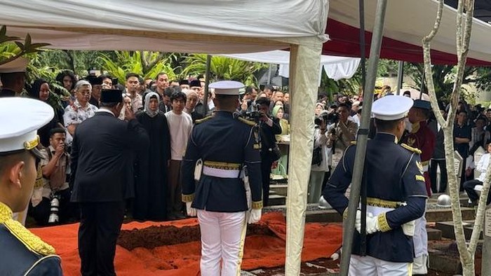 **Momen Prabowo Beri Hormat ke Pusara Try Sutrisno Sebelum Letakkan Bunga**